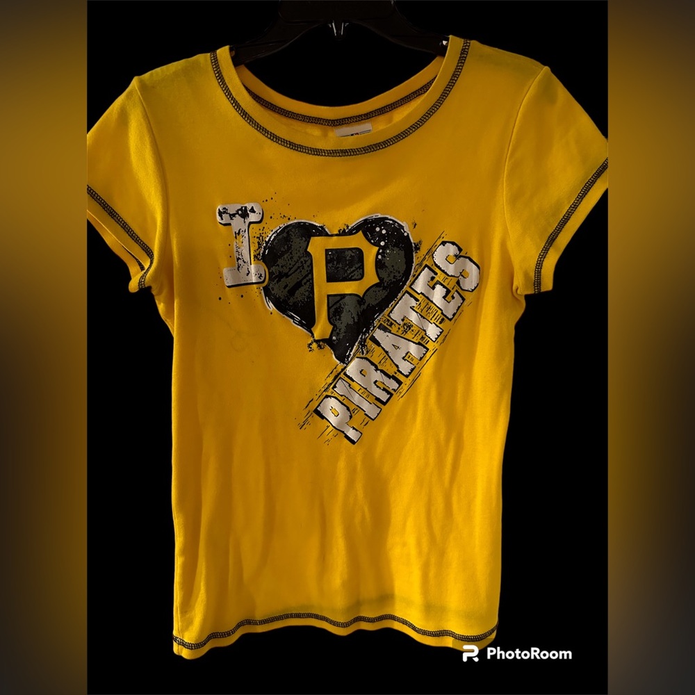 Pittsburgh Pirates T shirt.